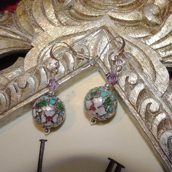 Handmade artisanal earrings in the Cloisonne style distinguished by lilac hues - Picture 3 of 8